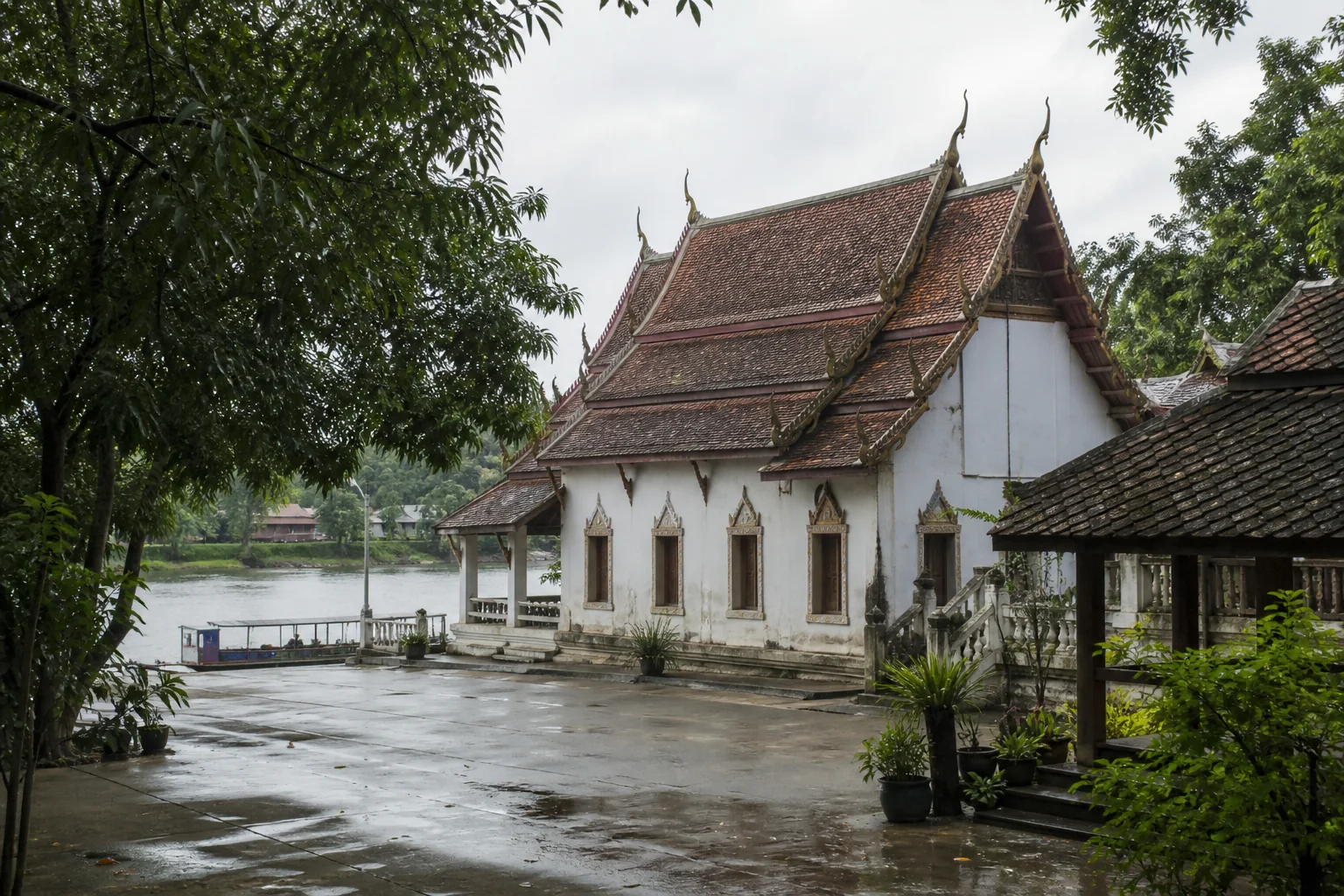 Source-informed field visualization of a central Thai riverside Buddhist monastery after rain